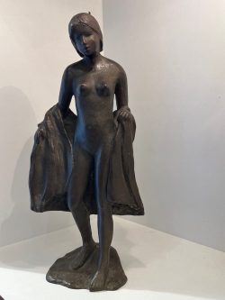 Figürliche Skulptur, stehender weiblicher Akt mit Draperie
Bronze (oder bronziert), wohl frühes bis mittleres 20. Jahrhundert.
Ruhige, ausgewogene Darstellung im Stil der klassischen Moderne mit Anklängen an Art Déco.
Die reduzierte Haltung und die locker geführte Draperie verleihen der Figur eine zeitlose, stille Präsenz.
Unsigniert.
