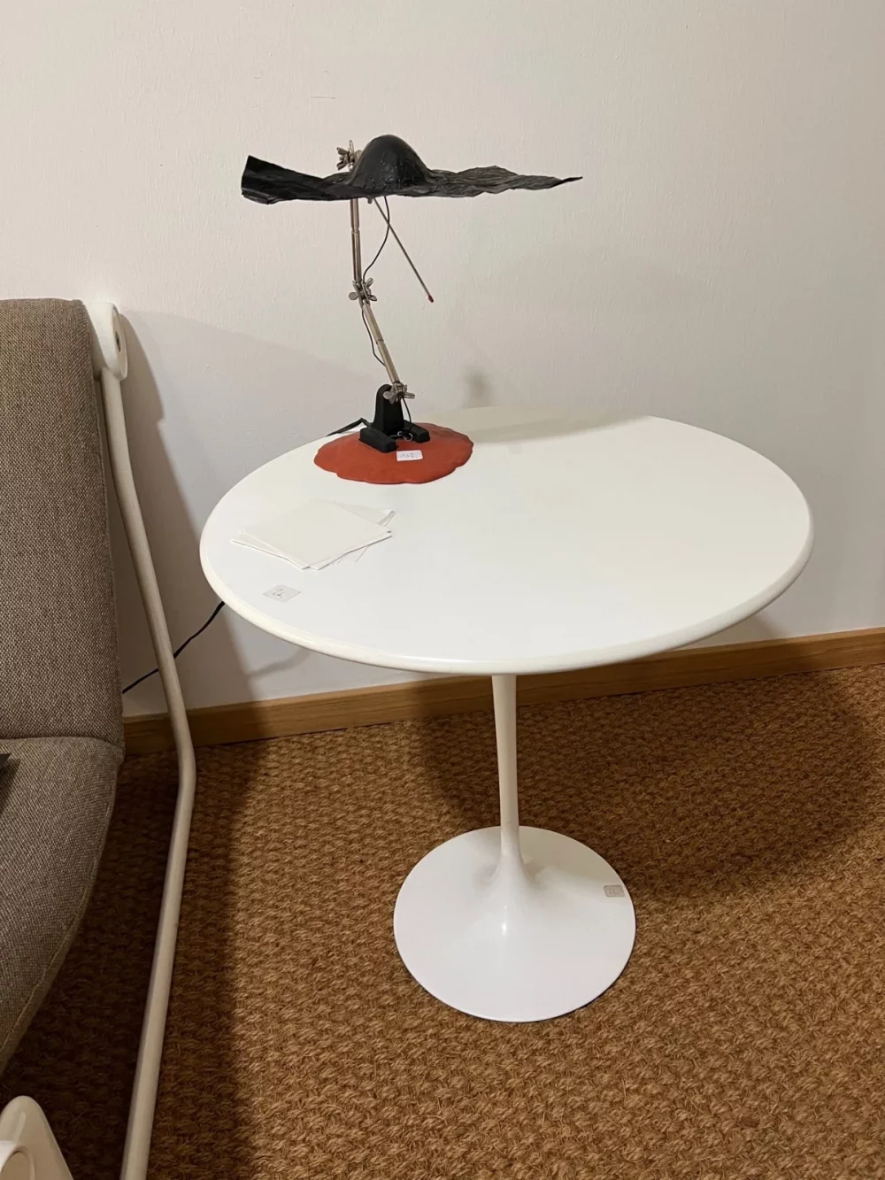 Tischleuchte-Don-Quichote-v.-Ingo-Maurer-auf-Beistelltisch-rund-Saarinen-fuer-Knoll